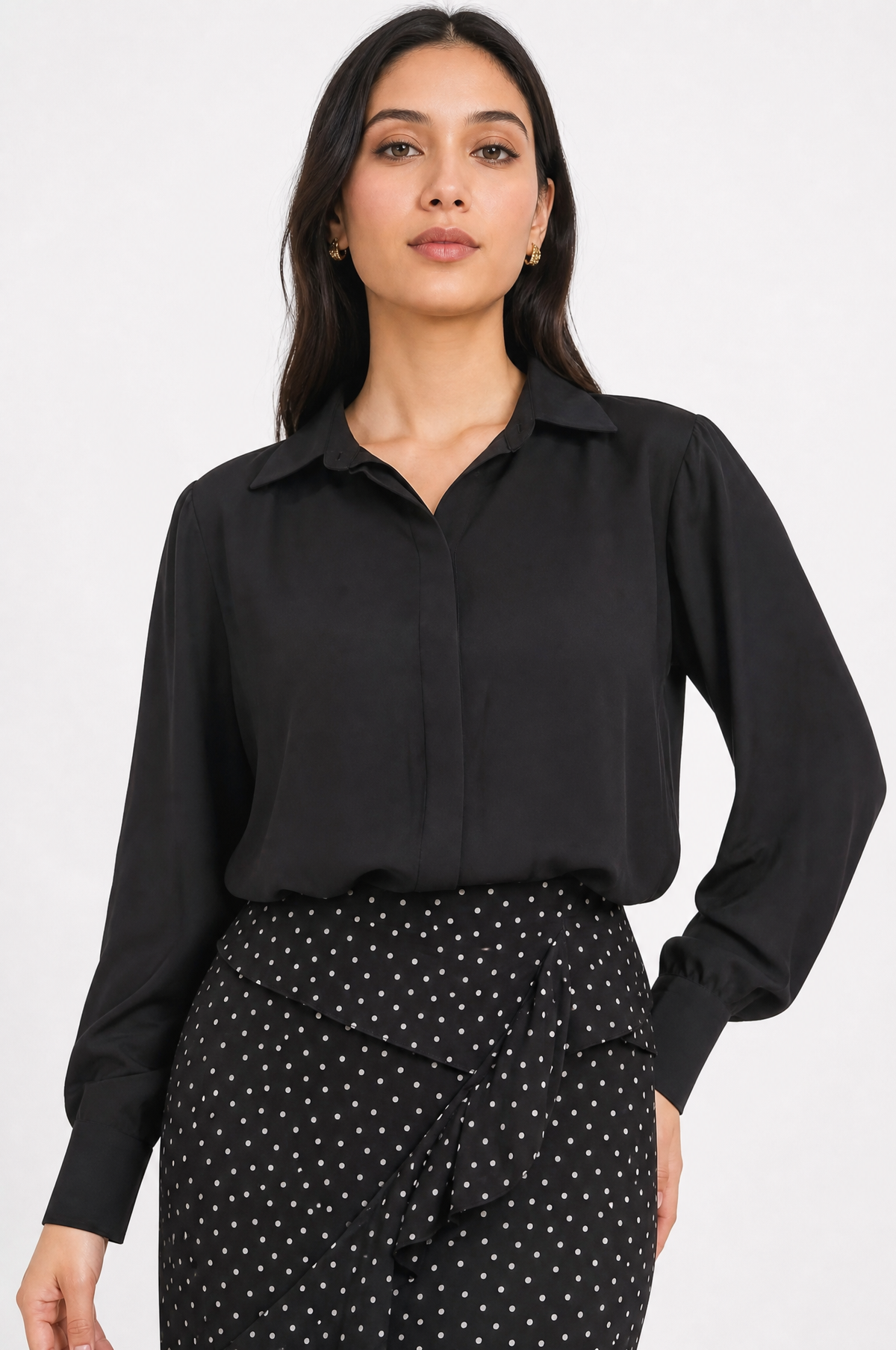 Këmishë elegante e zeze me mëngë të gjata dhe jakë klasike.