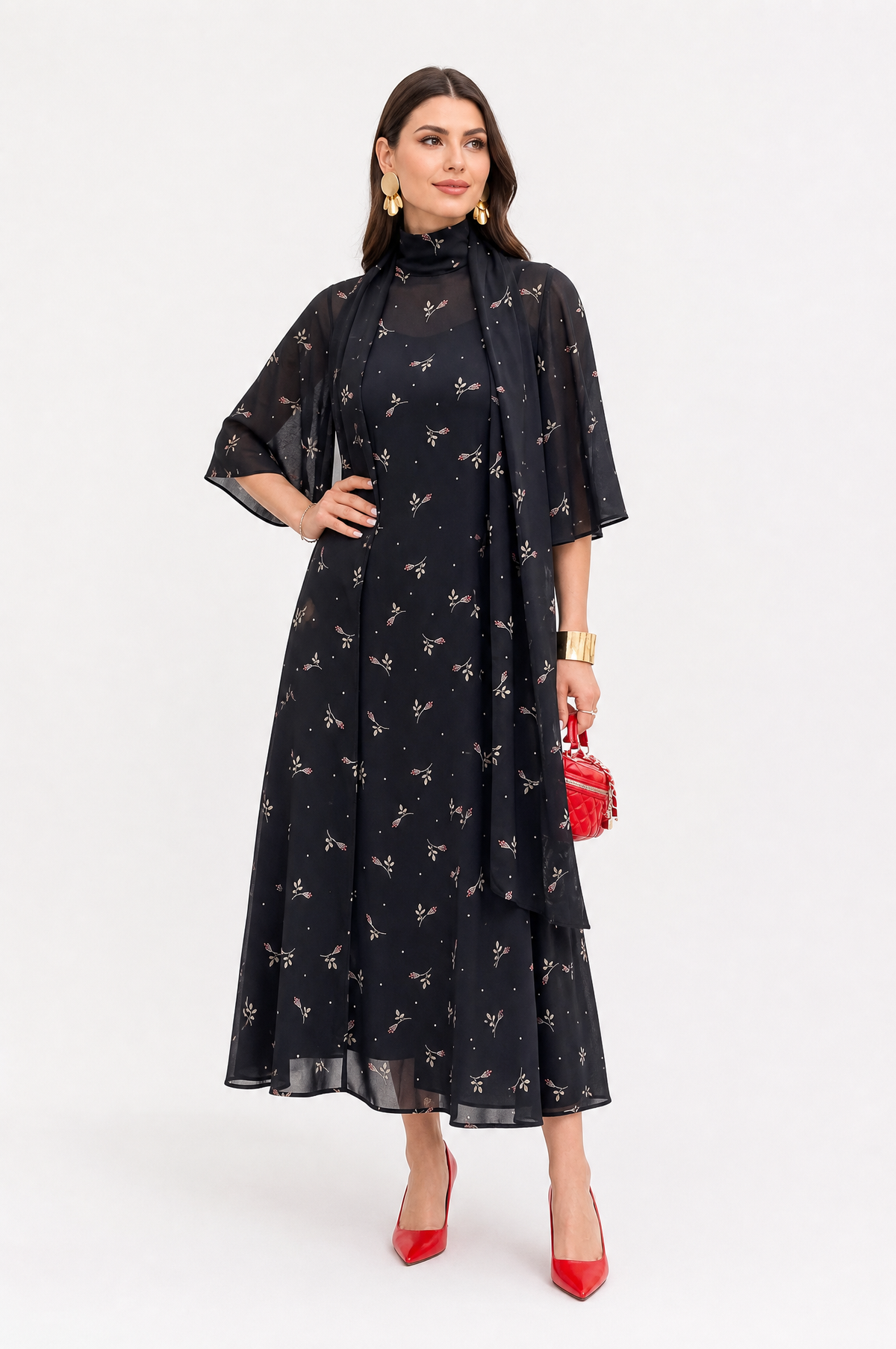 Fustan maxi elegant i zi me print lulesh dhe mëngë të gjysmë.