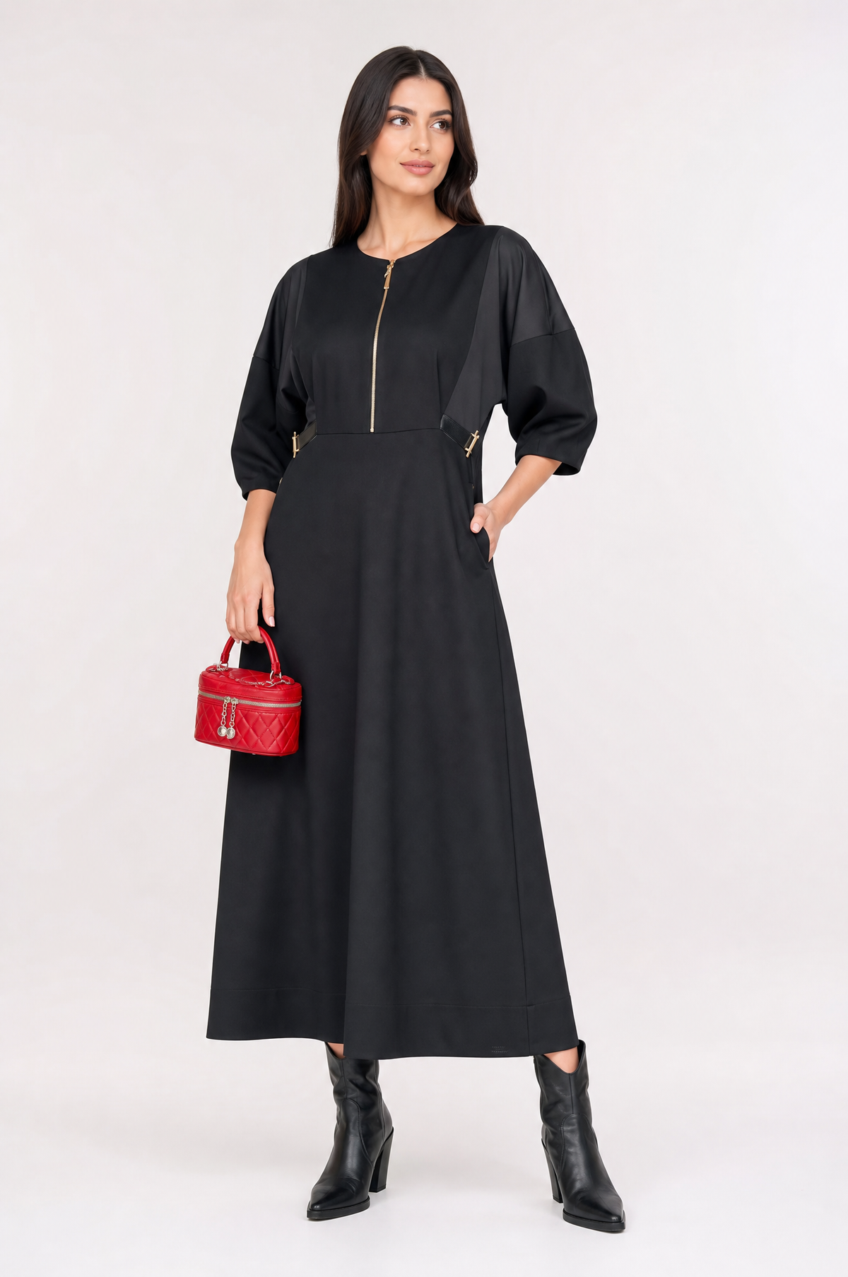 Fustan maxi elegant në ngjyrë të zezë me mëngë 3/4 dhe detaje zinxhiri në bel.