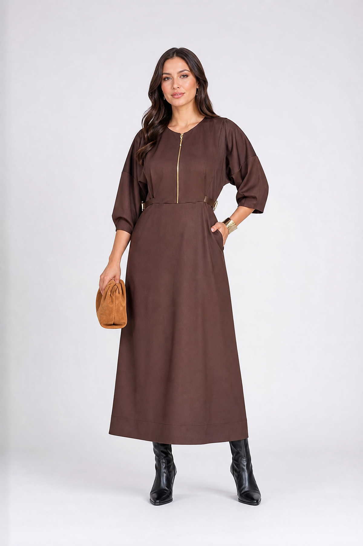 Fustan maxi kafe me mëngë gjysmë gjatësi dhe rrip në bel në dizajn elegant