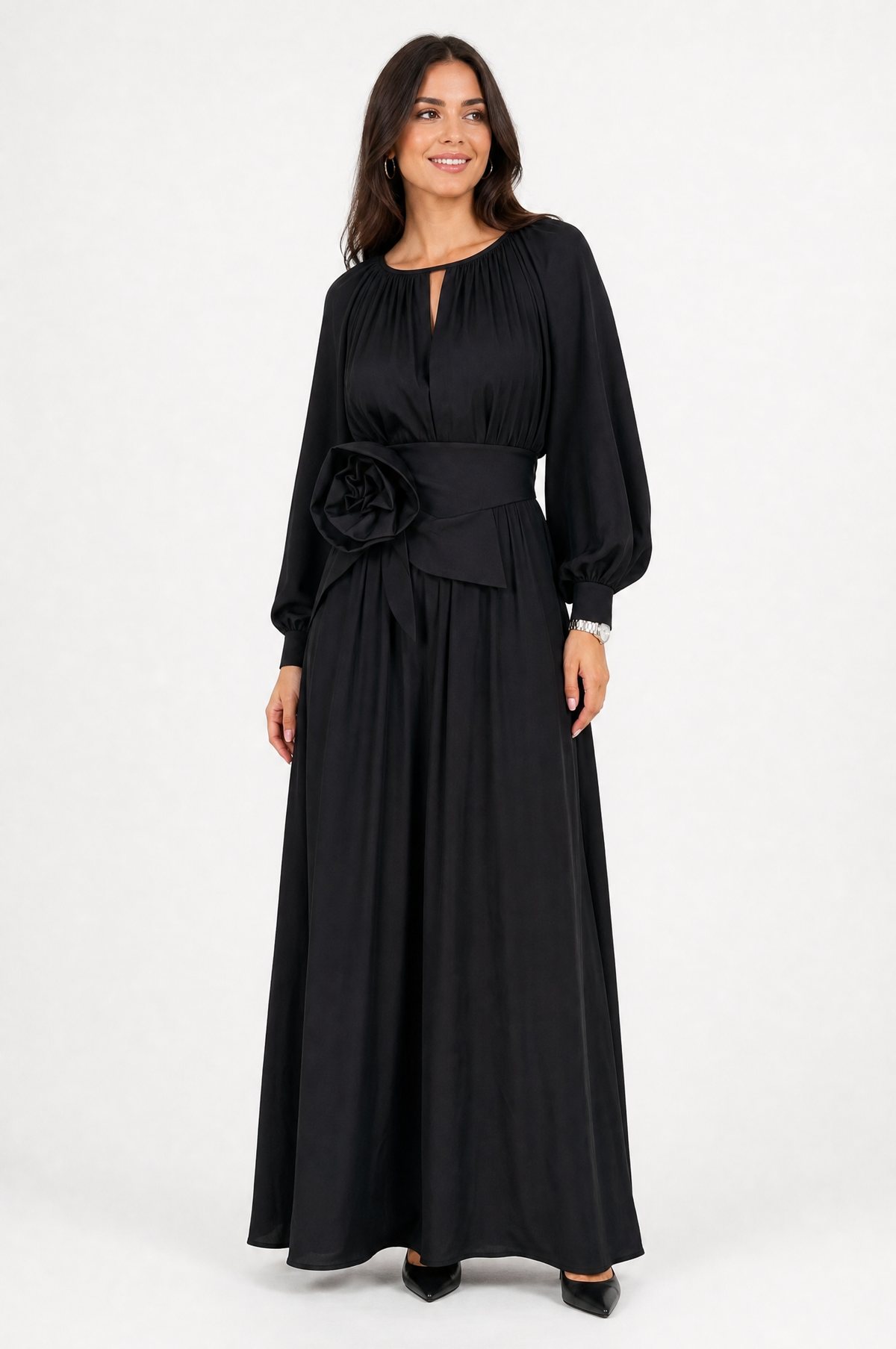 Fustan maxi elegant i zi me mëngë të gjata dhe brezin e gjerë me zbukurim lule