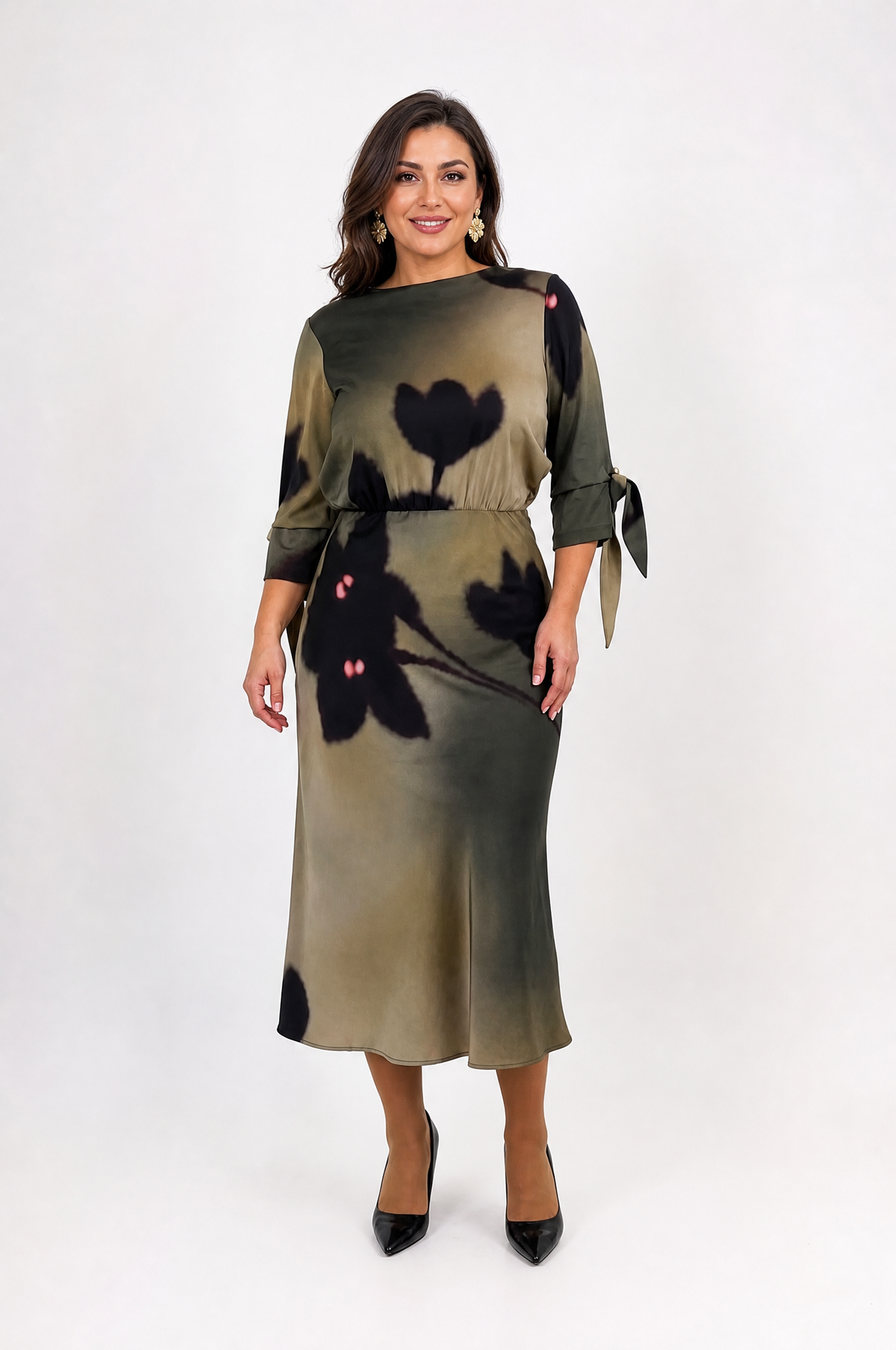 Fustan midi kafe me print floral të madh dhe mëngë 3/4 me detaj lidhjeje