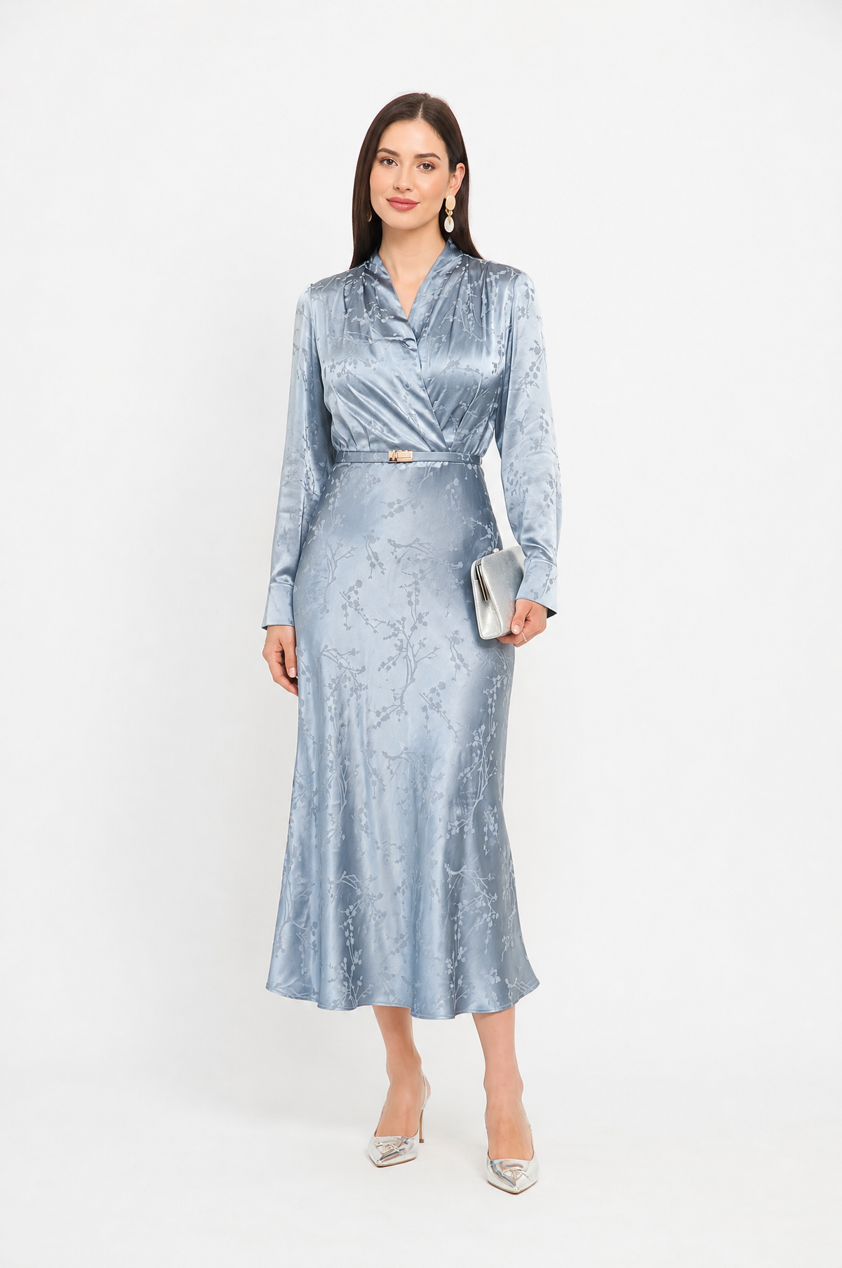 Fustan midi blu me mëngë të gjata dhe print floral të lehtë.