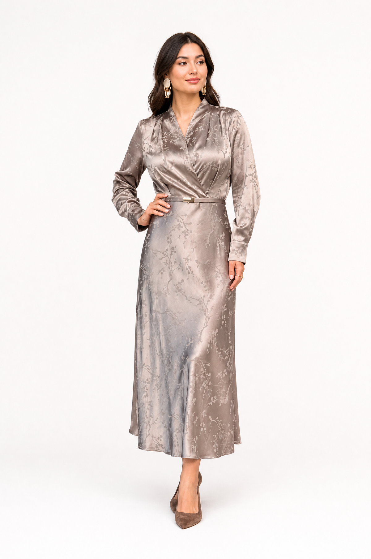 Fustan midi bezhë me mëngë të gjata dhe brez të hollë në bel me dizajn elegant.