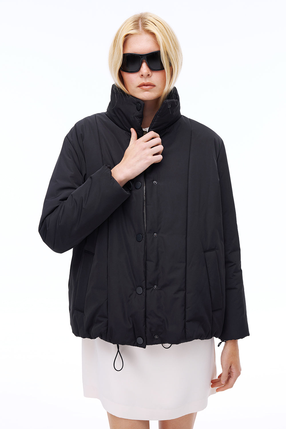 xhaketë e zezë me kopsa, pamje përballë